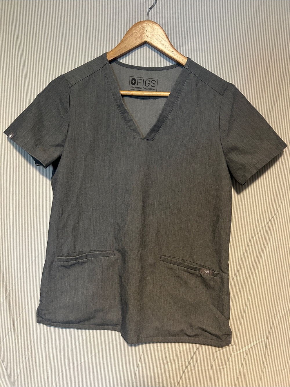 FIGS Technical Collection Women's Graphite V-Neck Scrub Top XS
